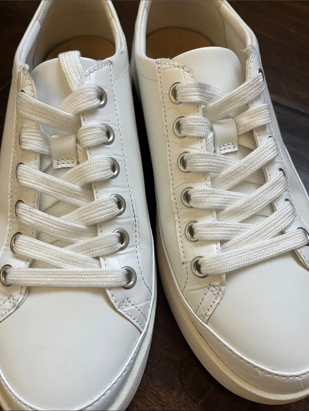Vionic White Leather Women's Low-Top Sneakers